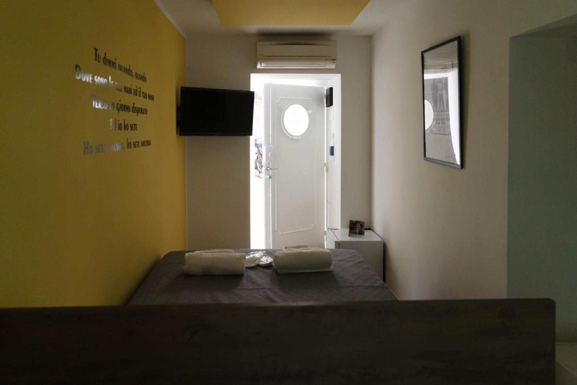 Yes I Know My Room - Mini Room Martiri Napels Buitenkant foto